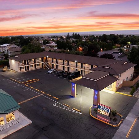 Quincy Inn And Suites Exteriör bild