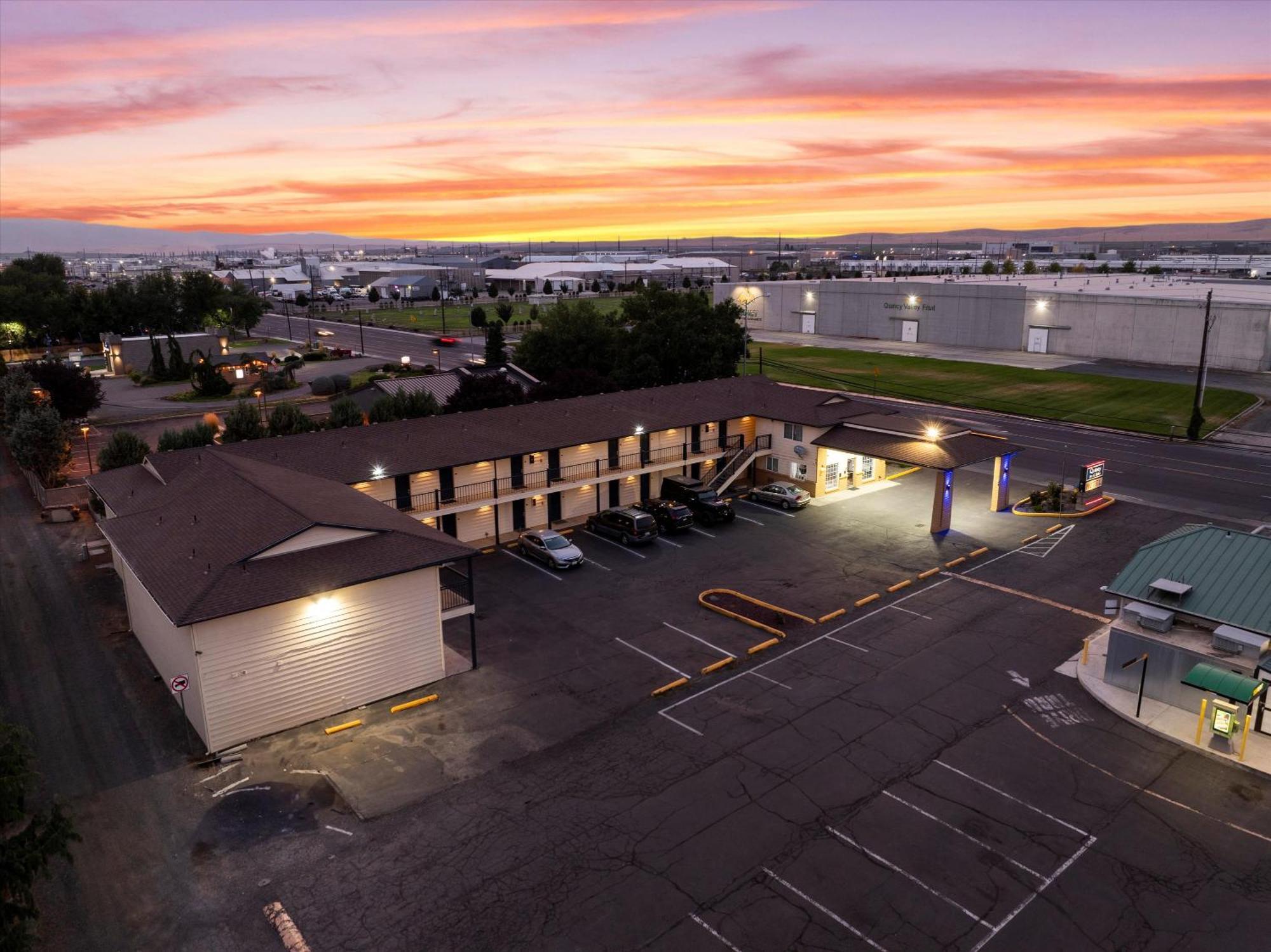 Quincy Inn And Suites Exteriör bild